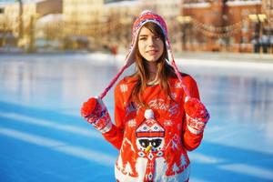 jonge mooie vrouw schaatsen wintermensen, het concept van entertainment foto