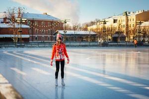 jonge mooie vrouw schaatsen wintermensen, het concept van entertainment foto