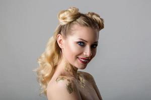 portret van een mooie jonge vrouw met professionele make-up schoonheid en mode, cosmetologie en spa foto