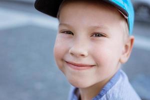 portret van een kleine jongen op straat close-up foto