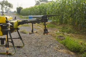 landbouwdrone vliegt en sproeit kunstmest en pesticiden over landbouwgrond, geavanceerde technologische innovaties en slimme landbouw foto