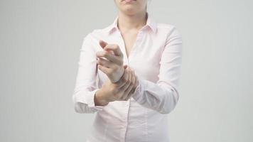 vrouw houdt haar hand vast - pijnconcept foto