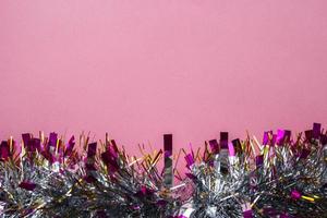 roze achtergrond met kerst klatergoud foto