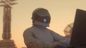 Mars kolonisatie concept. astronaut werkt op zijn wetenschappelijke laptop in een ruimtekolonie op een van de planeten. 3D-rendering foto