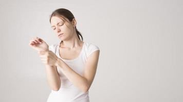 vrouw houdt haar hand vast - pijnconcept foto