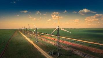 luchtfoto van het veld met windmolens foto