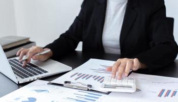 boekhoudkundige zakenlieden berekenen inkomensuitgaven en analyseren vastgoedinvesteringsgegevens, financieel en fiscaal systeemconcept. foto