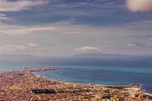 lente panorama van zee kust stad trapany. sicilië, italië, europa foto