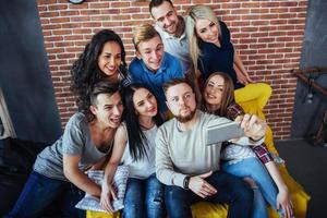 groep mooie jonge mensen die selfie doen in een café, beste vrienden, meisjes en jongens die samen plezier hebben, poseren emotioneel levensstijlconcept foto