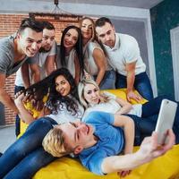 groep mooie jonge mensen die selfie doen in een café, beste vrienden, meisjes en jongens die samen plezier hebben, poseren emotioneel levensstijlconcept foto