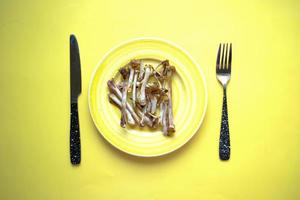 bovenaanzicht van bord na het eten op gele achtergrond foto