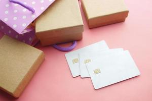 creditcards en geschenkdoos op roze achtergrond foto