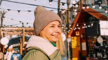 jonge blonde op de europese straatvoedselbeurs. ze is gelukkig foto