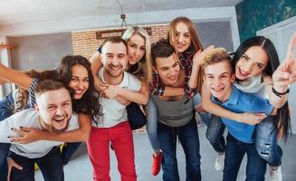 groepsportret van multi-etnische jongens en meisjes met kleurrijke modieuze kleding met vriend poseren op een bakstenen muur, stedelijke stijl mensen die plezier hebben, concepten over jeugd saamhorigheid levensstijl foto