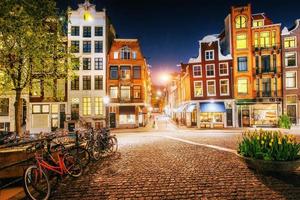mooie rustige nacht uitzicht op amsterdam city foto