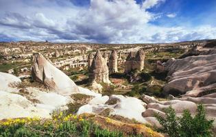 vallei van liefde in de zomer, goreme, cappadocië, turkije foto