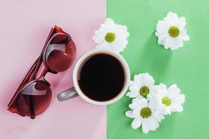 koffie en witte bloemen glazen