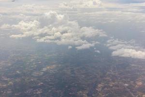 blauwe lucht met wolken in het vliegtuig foto