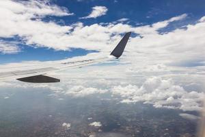 blauwe lucht met wolken in het vliegtuig foto