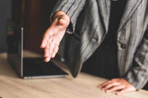 zakenvrouw staat en geeft hand voor handdruk stelt partnerschap voor, succesvol zakendoen, groeten foto