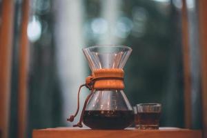 v60 koffie op de houten tafel met onscherpe achtergrond foto