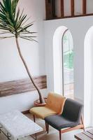 mooie plant op hoek bij minimalistisch interieur foto