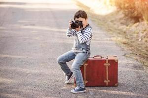 gelukkige jongen met camera foto