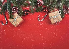 merry christmas.christmas concept background.christmas boomtakken en kerstcadeaus met sneeuwvlokken foto