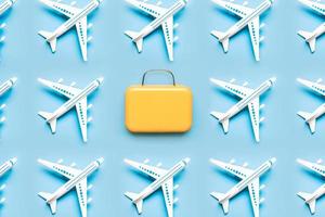 geometrisch patroon gemaakt met vliegtuig en koffer.holidays en reisconcept foto