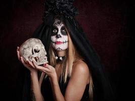 jonge vrouw in halloween foto