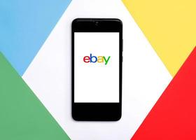 ebay-logo op wit scherm van smartphone.ebay-app foto