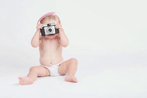 babymeisje met retro camera foto