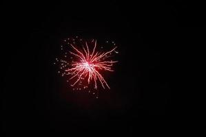 enkele hoge heldere rode explosie bij een vuurwerk op oudejaarsavond foto