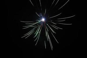 witte explosie bij vuurwerk in de nacht van nieuwjaar foto