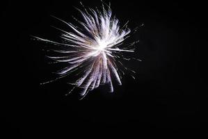 enkele hoge witte explosie bij een vuurwerkshow op oudejaarsavond foto