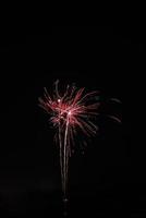 dubbele rode explosie bij een vuurwerkshow op nieuwjaar foto