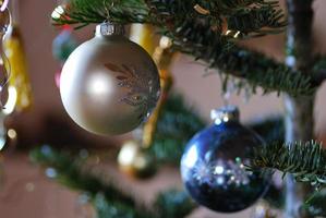 mooie zilveren en blauwe bal op kerstboomversiering foto
