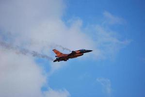 snel oranje vliegtuig staat bijna in de lucht foto