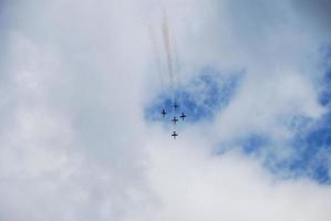 vijf vliegtuigen vliegen heel snel bergafwaarts foto
