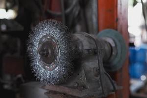 roest polijstmotor werkplaats schuurmachine polijstmachine voor metaalbewerking foto