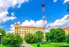 televisietoren achter gebouw in groene bomenpark in het historische centrum van de stad Minsk foto