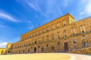 gevel van palazzo pitti paleis met galerij van moderne kunst groot gebouw op piazza dei pitti square foto