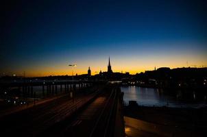 silhouet van de skyline van Stockholm bij zonsondergang, schemering, zweden foto