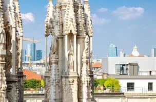 witte marmeren beelden op het dak van de kathedraal van duomo di milano, italië foto