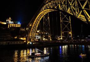 portugal, nachtporto, lichten van de nachtstad, nacht panoramisch uitzicht op de eiffelbrug, ponte dom luis foto