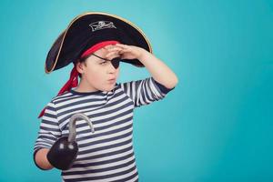 lachende jongen verkleed als piraat foto