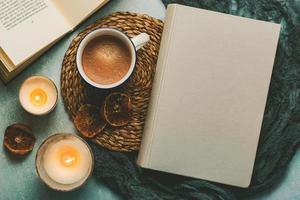 bovenaanzicht van boeken en kopje koffie met kaarsen. selectieve focus foto