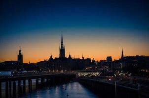 silhouet van de skyline van Stockholm bij zonsondergang, schemering, zweden foto