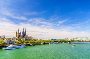 Keulen stadsgezicht van het historische stadscentrum met de kathedraal van Keulen foto