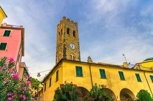 katholieke kerk van san giovanni battista chiesa met klokkentoren, kleurrijke gebouwen foto